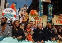 Ribuan Warga Demo Tolak Kebijakan Presiden Donald Trump